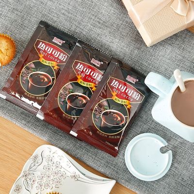 특유의 카카오 맛을 즐기세요. 뜨거운 카카오 음료에 뜨거운 초콜릿 혼합물